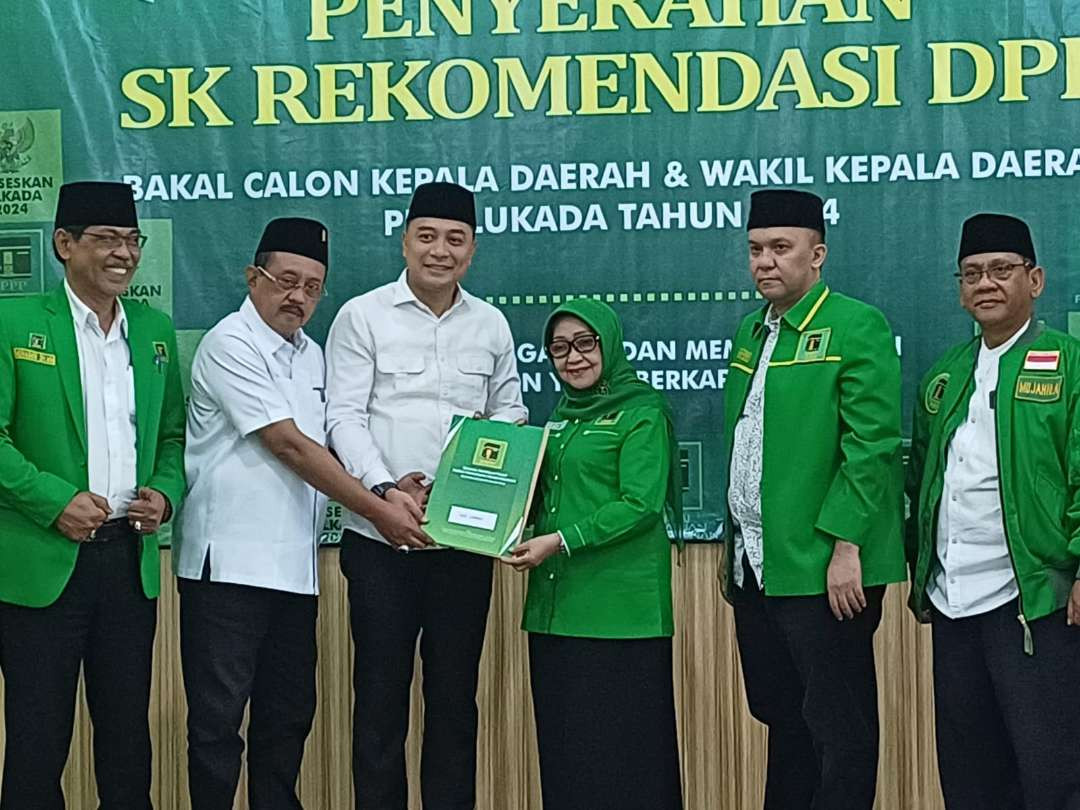 Pasangan petahana Eri Cahyadi-Armuji saat menerima rekomendasi dari PPP untuk maju kembali dalam Pilwali Surabaya 2024. (Foto: Istimewa)