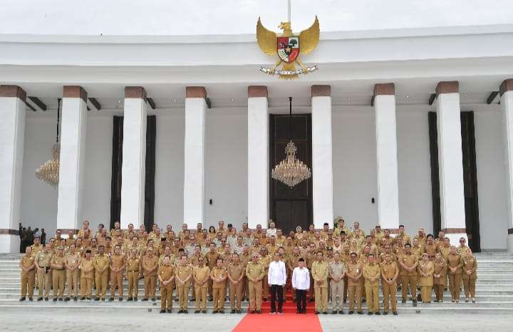 Presiden Jokowi dan Wakil Presiden Ma'ruf Amin berfoto bersama Gubernur, Bupati dan Walikota seluruh Indonesia di Istana IKN. (Foto: Setpres)