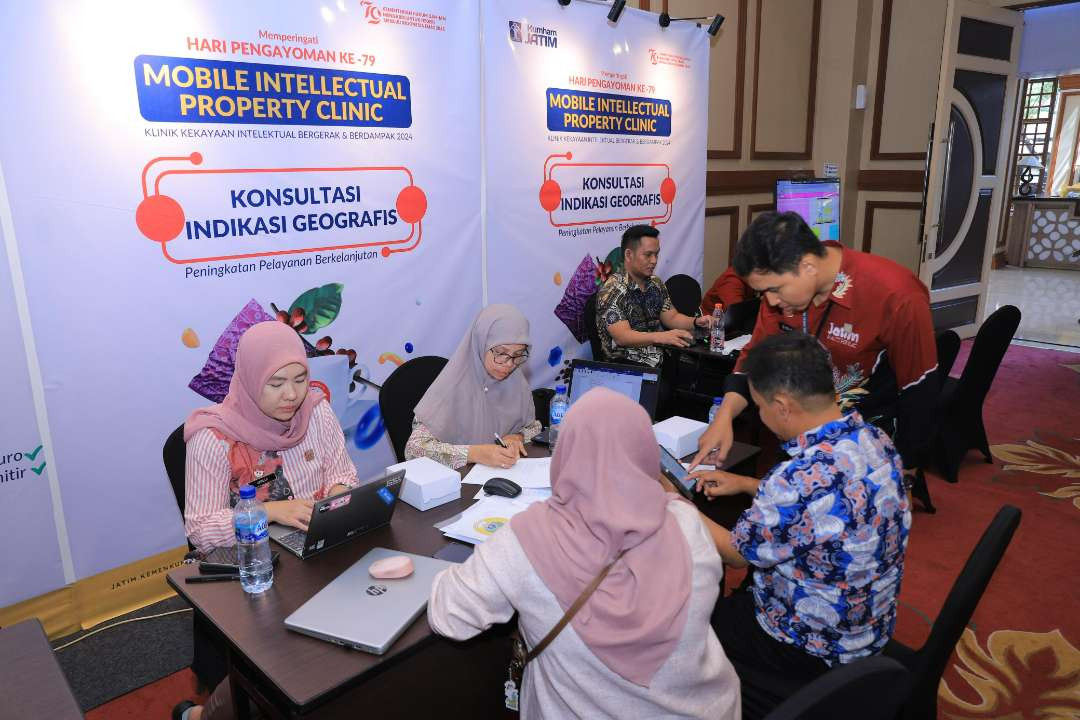 Ratusan Usaha Mikro, Kecil, dan Menengah (UMKM) dari berbagai daerah di Jatim menyerbu Mobile Intellectual Property Clinic (MIC) 2024 East Java Region, Selasa 13 Agustus 2024. (Foto: Humas Kemenkumham Jatim)