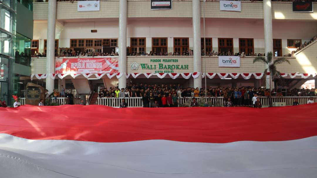 Pengibaran bendera Merah Putih ukuran 20x40 meter di Ponpes Walibarokah Kediri. (Foto: Istimewa)