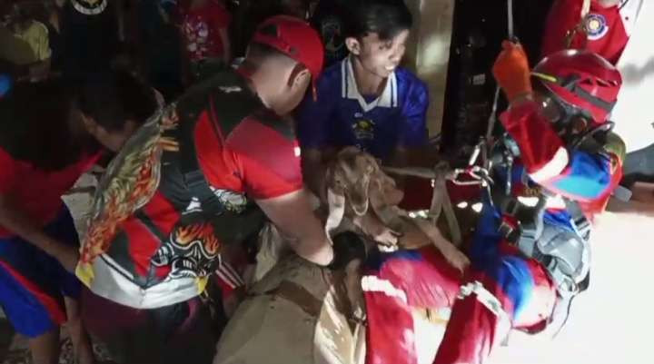 Tim Damkar Kabupaten Tuban berhasil mengevakuasi seekor kambing dari dalam sumur (dok. Damkar Tuban))