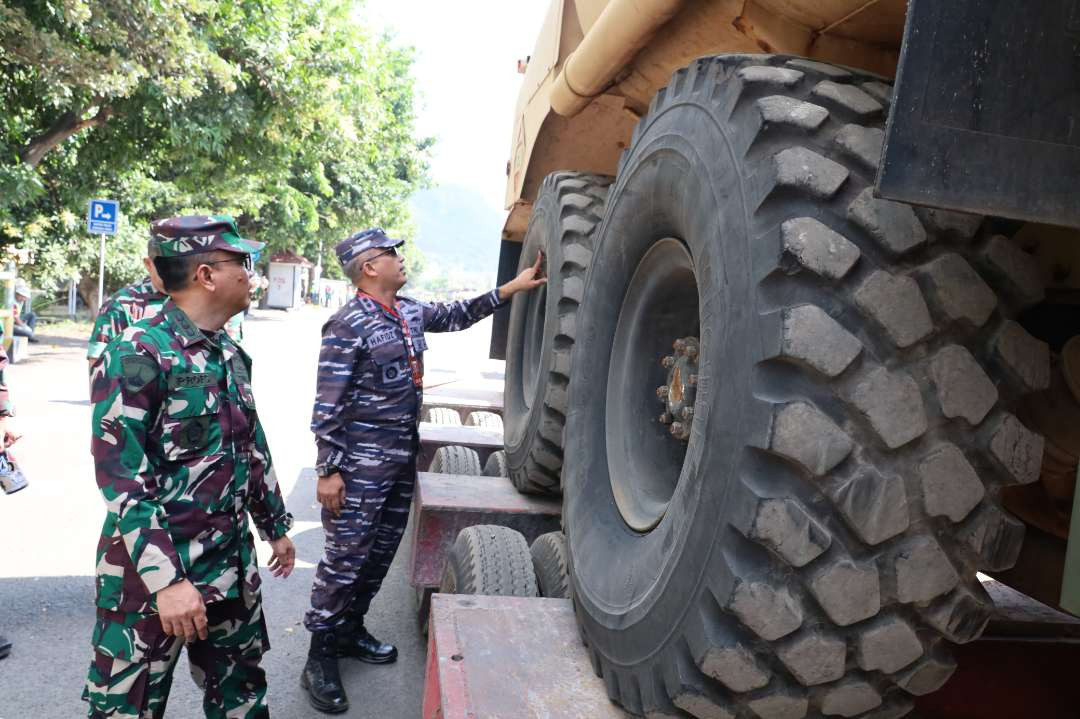 Komandan Lanal Banyuwangi Letkol Laut (P) Hafidz emlakukan inspeksi pengamanan bongkar muat Alutsiste Amerika Serikat di Pelabuhan Tanjungwangi, Banyuwangi (foto : istimewa)