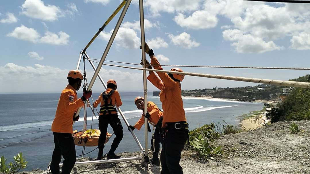 Proses evakuasi jenazah WNA asal Amerika Serikat (foto : Basarnas Bali)