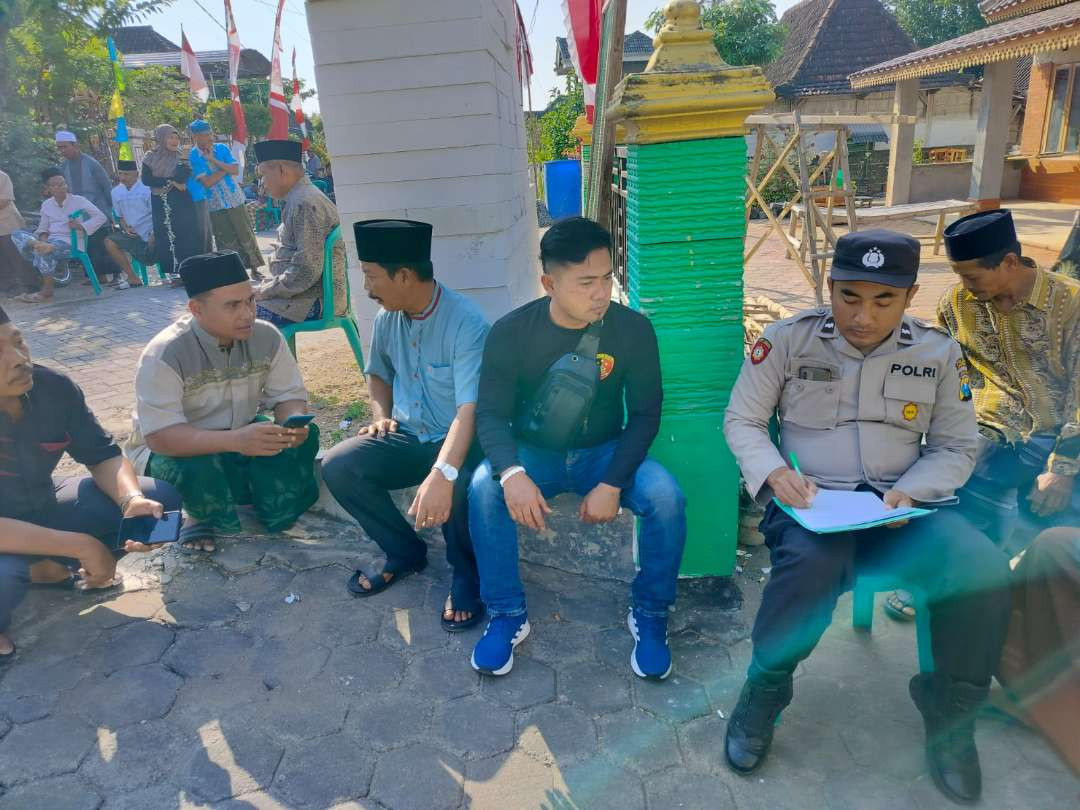 Anggota Polsek Kedungpring sedang melakukan olah tempat kejadian perkara (TKP) di musala Desa Maindu. Kecamatan Kedungpring lokasi kejadian (Foto : Imron Rosidi/Ngooibareng.id)