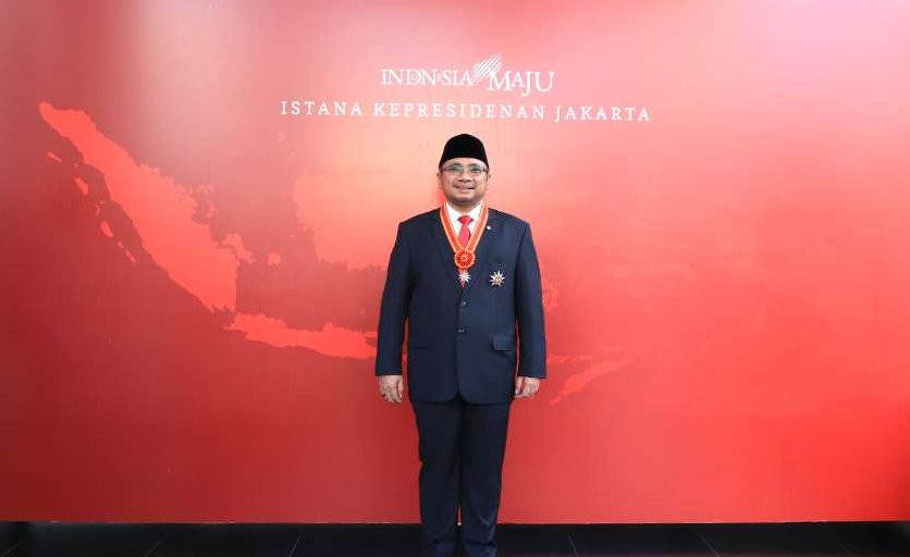 Menteri Agama Yaqut Cholil Qoumas menerima Tanda Kehormatan Bintang Mahaputera Utama dari Presiden Joko Widodo, Rabu, 14 Agustus 2024. (Foto: Istimewa)