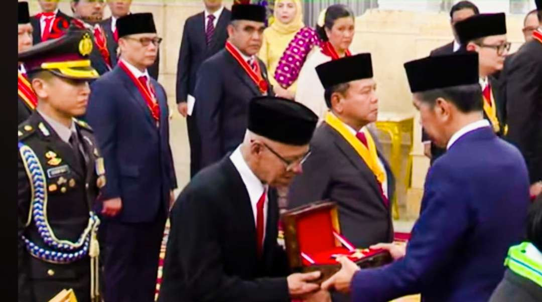 Presiden Joko Widodo menganugerahkan Bintang Budaya Parama Dharma kepada Pencipta Shalawat Badar, KH Ali Manshur, diterima putra sulung, KH Syakir Ali.