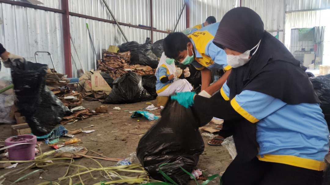 Anggota BSM-KH memilah sampah untuk dikelola lebih lanjut di rumah vila sampah di Dusun Sendangrejo, Kecamatan Ngasem, Bojonegoro. (Foto: Fariz Yarbo/Ngopibareng.id)