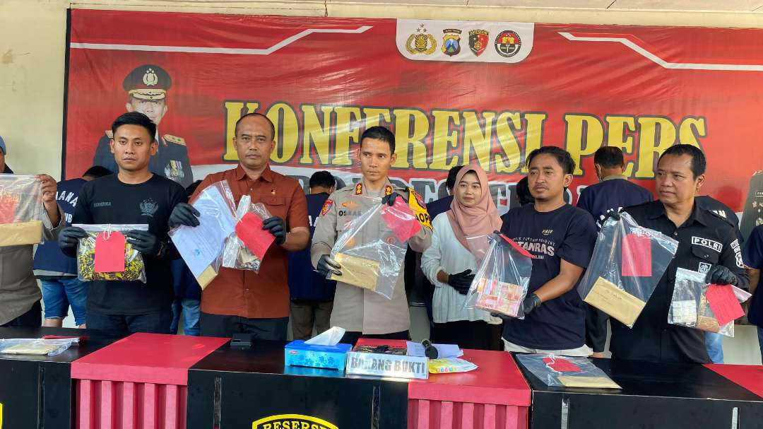 Kapolres Tuban, AKBP Oskar Syamsuddin didampingi Kasatreskrim Polres Tuban, konferensi pers pengungkapan kasus pemerasan. (Foto: Khoirul Huda/Ngopibareng.id)