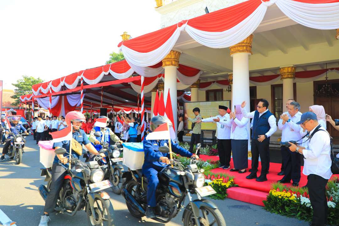 Pj Gubernur Jawa Timur Adhy Karyono berangkatkan 39 orang TKSK dan 39 orang TAGANA untuk salurkan tali asih kepada perintis kemerdekaan. (Foto: Dok Prov Jatim)