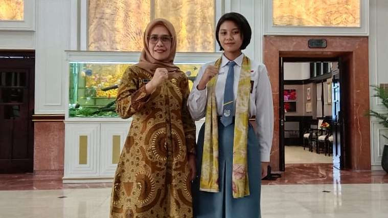 Siswa SMAN 17 Surabaya Rahdisty Syawalia Yogi (kanan) bersama Kepala Sekolah SMAN 17 Surabaya, Elis Ristyorini. (Foto: Istimewa)