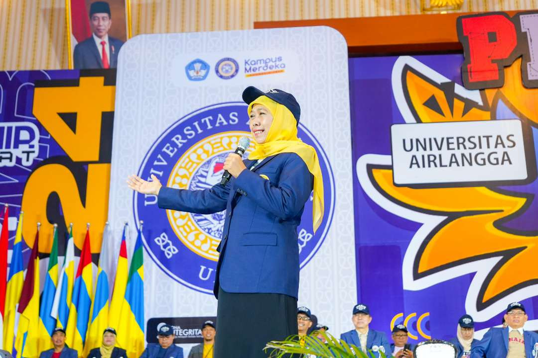 Ketua Umum IKA Unair Khofifah Indar Parawansa membakar semangat para mahasiswa baru Universitas Airlangga (Unair). (Foto: Dok. Khofifah)