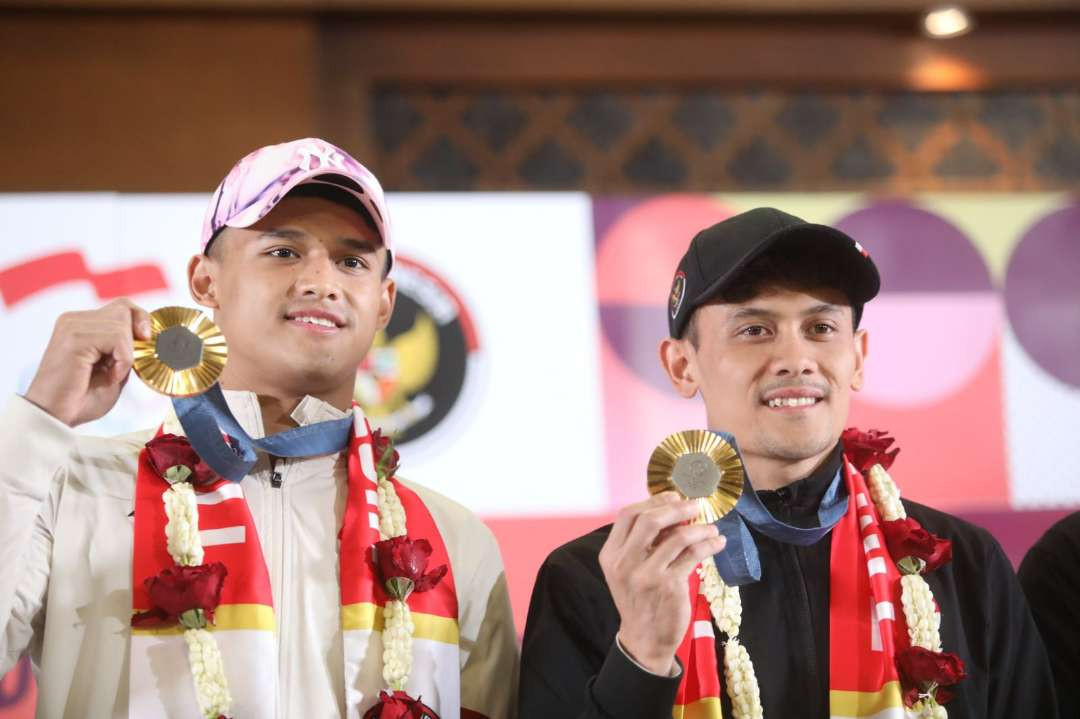 Rizki Juniansyah (kiri) dan Veddriq Leonardo (kanan) saat tiba di Bandara Soekarno Hatta, Selasa 13 Agustus 2024. (Foto: Kemenpora)