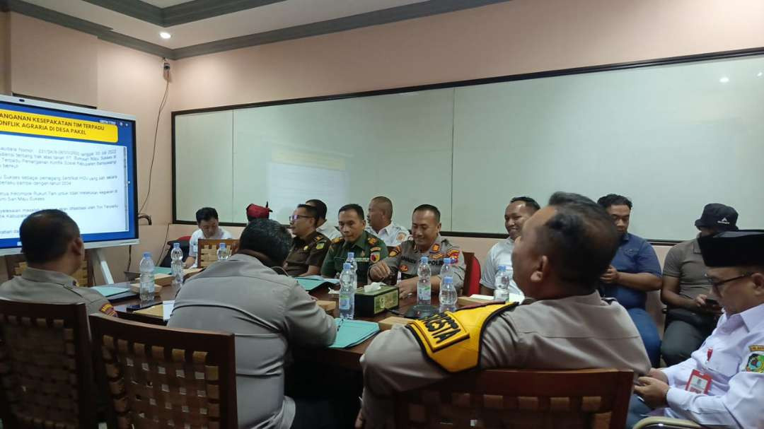 Rapat kordinasi tim terpadu untuk membahas solusi konflik sosial Desa Pakel (Foto: istimewa)