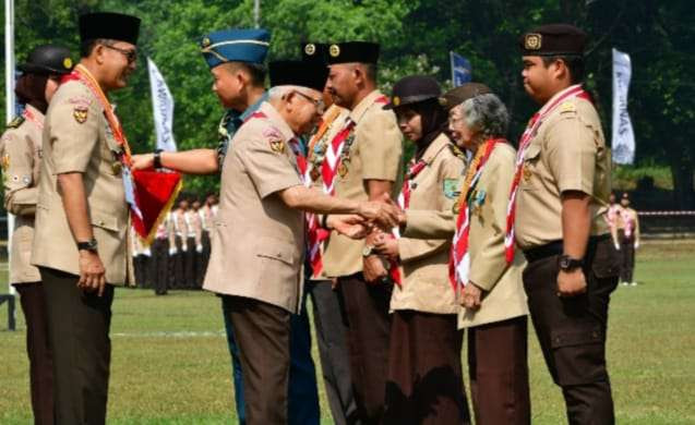 Wakil Presiden Ma'ruf Amin didampingi Ketua Kwarnas Gerakan Pramuka, Budi Waseso menyerahkan tanda penghargaan kepada penggerak Pramuka. (Foto: Setwapres)