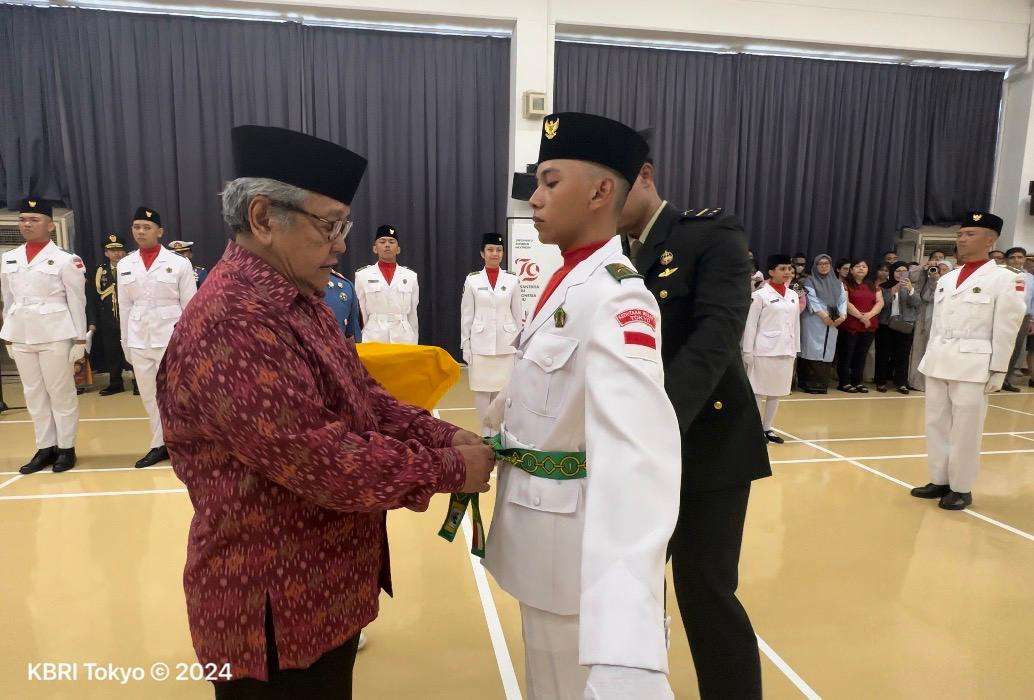 Dubes Heri mengukuhkan anggota Paskibra KBRI Tokyo untuk Upacara HUT ke-79 Kemerdekaan Republik Indonesia, Balai Indonesia Tokyo. (Foto: Dok KBRI Tokyo)