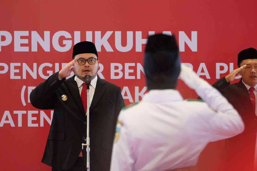 Bupati Kediri Hanindhito Himawan Pramana secara seremonial melaksanakan pengukuhan 75 Pasukan Pengibar Bendera Pusaka (Paskibraka). (Foto: Istimewa)