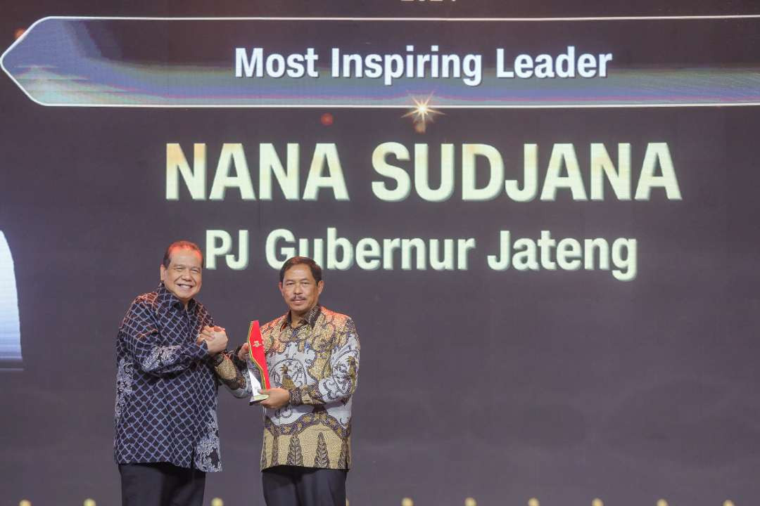 Pj Gubernur Jawa Tengah, Nana Sudjana raih penghargaan Most Inspiring Leader, yang diserahkan oleh Chairman CT Corp, Chairul Tanjung di Hotel Padma, Semarang pada Rabu, 14 Agustus 2024 malam. (Foto: Istimewa)