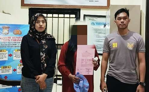 Perempuan berinisial DJ, 31 tahun ditangkap anggota Satresnarkoba Polres Bondowoso saat hendak menyerahkan paket sabu kepada pemesan. (Foto: Polres Bondowoso)