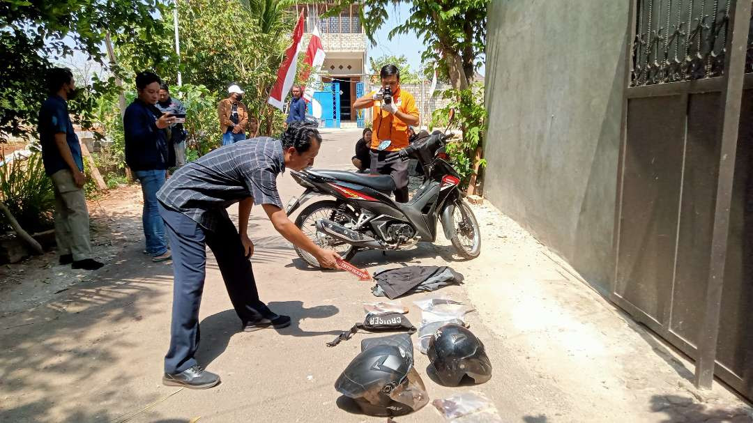 Petugas dari Tim Inafis Satreskrim Polres Tuban melakukan identifikasi di lokasi kejadian. (Foto: Khoirul Huda/Ngopibareng.id)