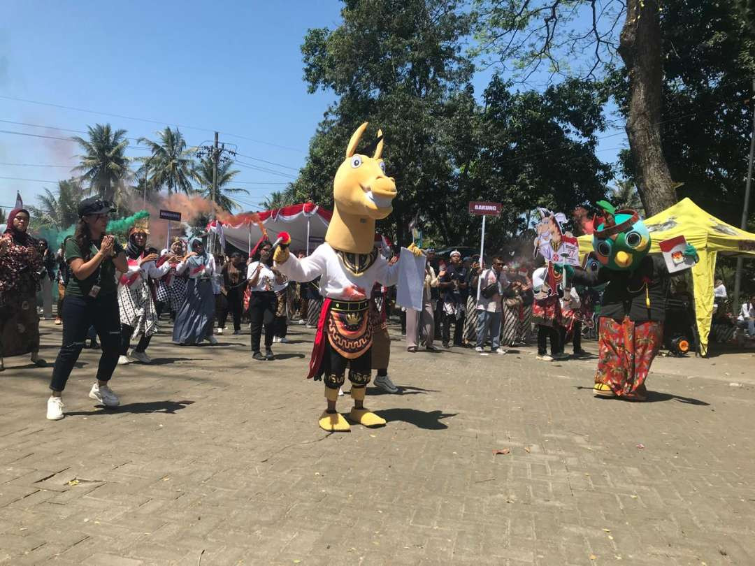 Kirab Maskot Pilkada serentak Tahun 2024 di Jatim tiba di Museum Candi Penataran Kabupaten Blitar, pada hari Kamis 15 Agustus 2025. (Foto Choirul Anam/Ngopibareng.id)