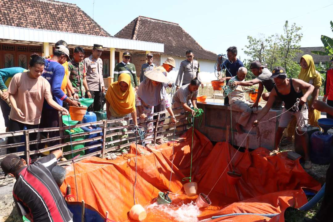 Pembagian bantuan air bersih di oleh Polres Bojonegoro di 10 desa di kabupaten ini. (Foto: dok. Polres Bojonegoro)