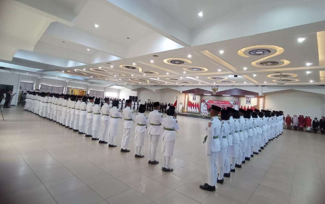 Prosesi pengukuhan Paskibraka Jember di Aula PB Sudirman, Kamis 15 Agustus 2024. (Foto: Rusdi/Ngopibareng.id)