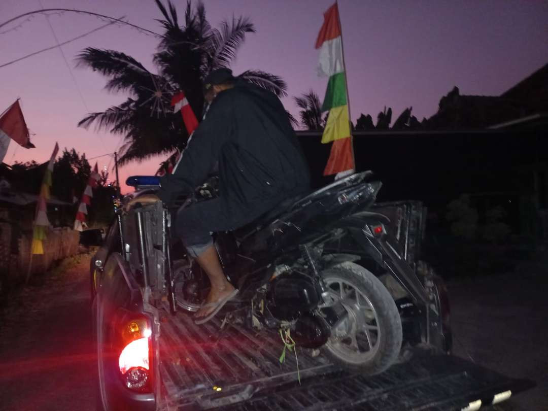 Korban dan motornya saat diangkut mobil setelah kejadian (Foto :Istimewa)