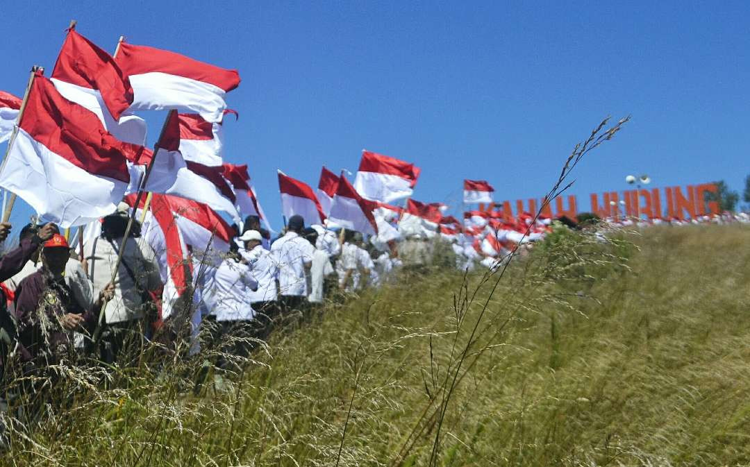 Warga Bondowoso naik menuju Puncak Kawah Wurung Ijen Bondowoso mengibarkan bendera merah putih menyambut HUT ke-79 RI 2024. (Foto: Guido/Ngopibareng.id)