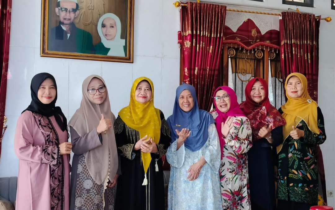 Bu Nyai Hj Lilik Kholidah Badrus, Ponpes Al Hikmah Purwoasri Kediri bersama para aktivis Muslimat Nahdlatul Ulama Jawa Timur. (Foto: dok/ngopibareng.id)