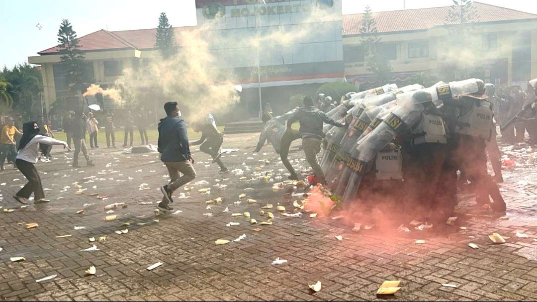 Simulasi pengamanan Pilkada serentak 2024 di Polres Mojokerto, Jawa Timur. (Foto: Deni Lukmantara/Ngopibareng.id)