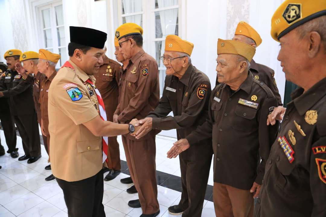 Pj Walikota Probolinggo, Nurkholis (peci hitam) saat bertemu pengurus LVRI. (Foto: Dinas Kominfo)