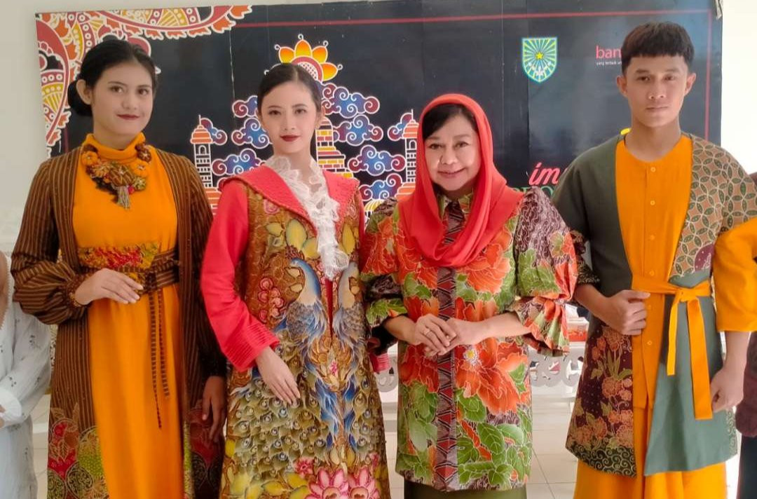 Pj Ketua Dekranasda Kota Probolinggo, Dewi Maharani Nurkholis (dua dari kanan) bersama tiga model busana batik. (Foto: Ikhsan Mahmudi/Ngopibareng.id)