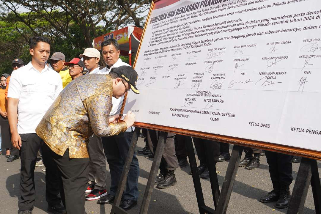 Bupati Kediri Hanindhito Himawan Pramana menyaksikan jalannya simulasi pengamanan dalam rangka pengamanan Pilkada 2024. (Foto: Dok Pemkab Kediri)