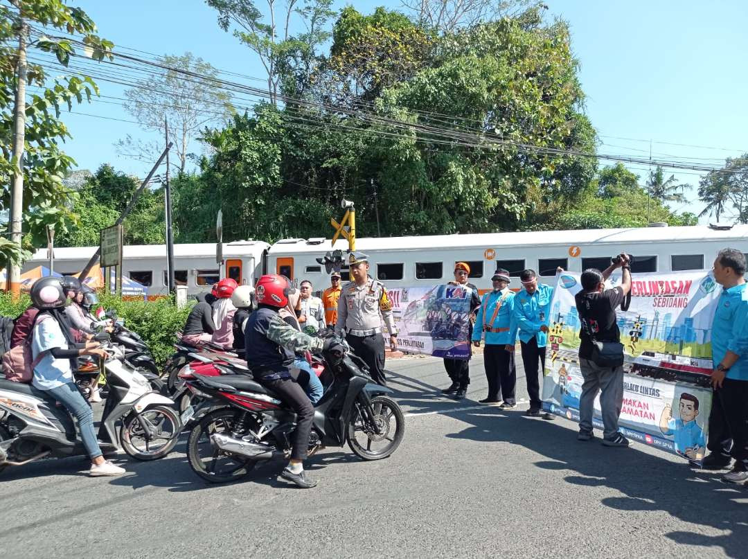 Sosialisasi dan edukasi keselamatan di perlintasan sebidang dilakukan PT KAI Daop 9 Jember bersama Polres, Dishub, dan pecinta kereta api. (Foto: Rusdi/Ngopibareng.id)