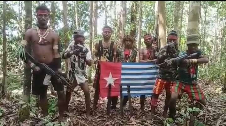 Seorang anggota TNI dari Kodim 1714/Puncak Jaya ditembak oleh Kelompok Kriminal Bersenjata (KKB) di Distrik Pagaleme, Kabupaten Puncak Jaya. (Foto: Satgas Damai Cartenz)