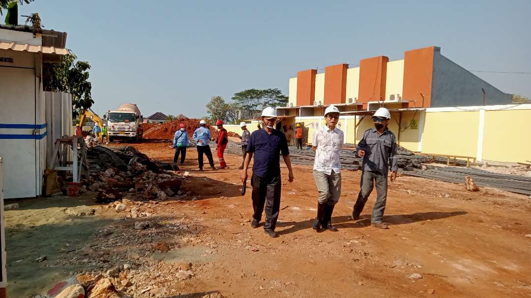 Komisi I DPRD Kabupaten Tuban sidak proyek pembangunan gedung IPIT RSUD. (Foto: Khoirul Huda/Ngopibareng.id)