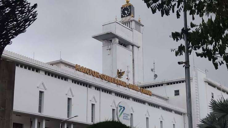 KPK menggeledah ruangan di Kantor Gubernur Jatim, Jumat 16 Agustus 2024. (Foto: Fariz Yarbo/Ngopibareng.id)