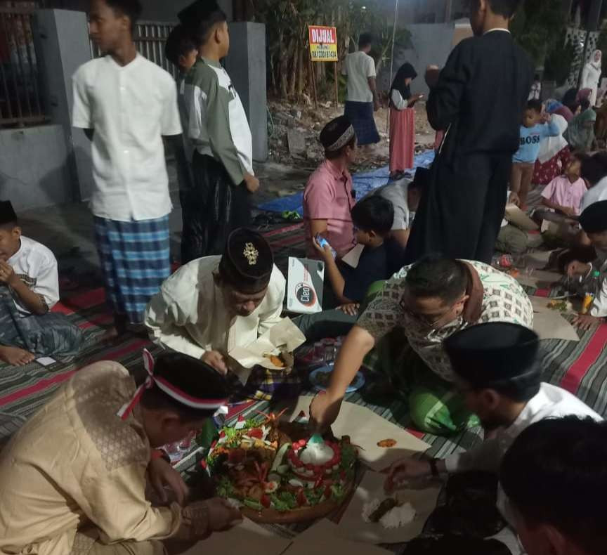 Warga Perumahan Planet Green Kelurahan Tlogoanyar, Kecamatan Lamongan beramai-ramai menikmati nasi unoeng malam tasyakuran HUT Kemerdekaan RI ke-79. (Foto: Istimewa)