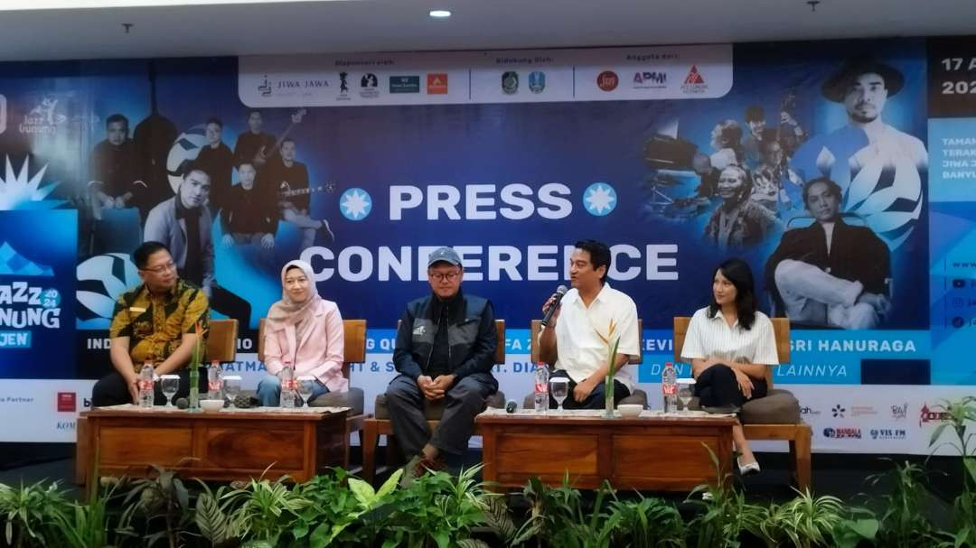 Penyanyi Indra Lesmana dalam sesi press conference menjalang pelaksanaan Jazz Gunung Ijen 2024 (Foto: Muh Hujain/Ngopibareng.id)