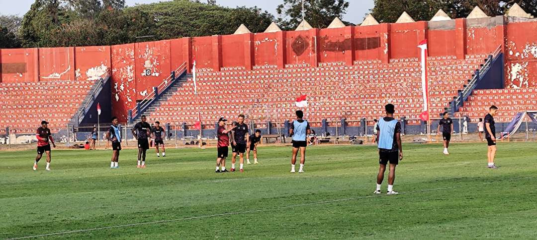 Persiapan lawan PSS Sleman, Marcelo Rospide utak-atik komposisi pemain Persik Kediri. (Foto: Fendhy Lesmana/Ngopibareng.id)