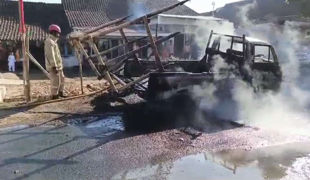 Kondisi pikap usai api berhasil dipadamkan (Foto: Dok Damkar Jember)