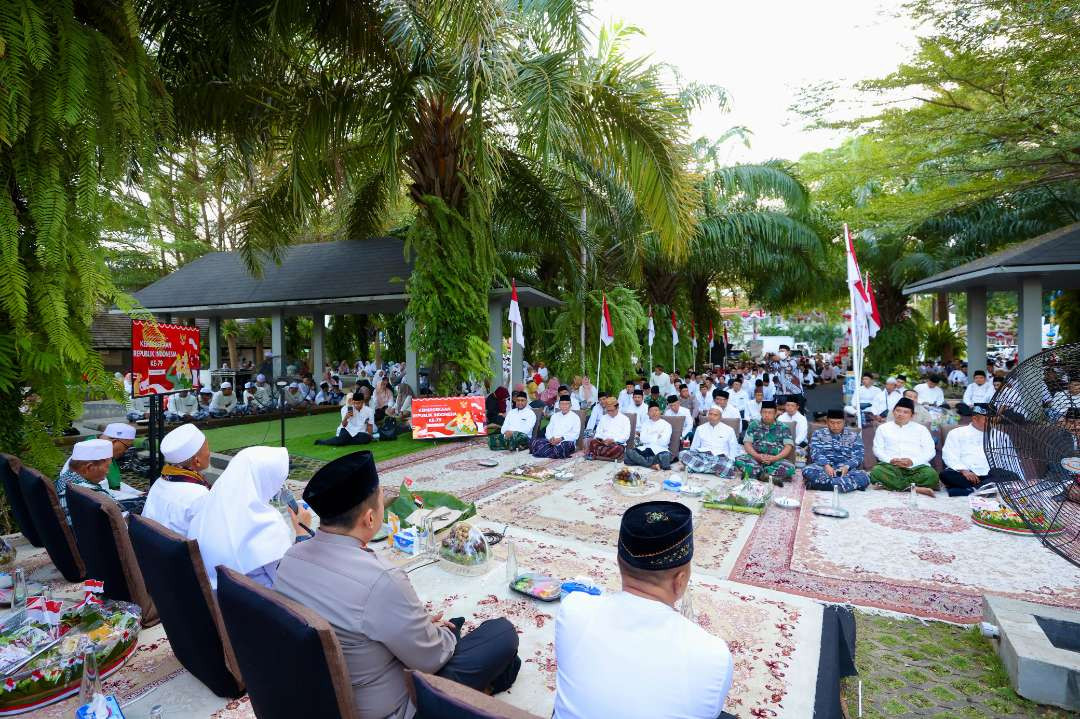 Doa bersama pemkab Banyuwangi dalam rangka memperingati HUT Kemerdekaan RI (Foto: Humas Pemkab Banyuwangi)