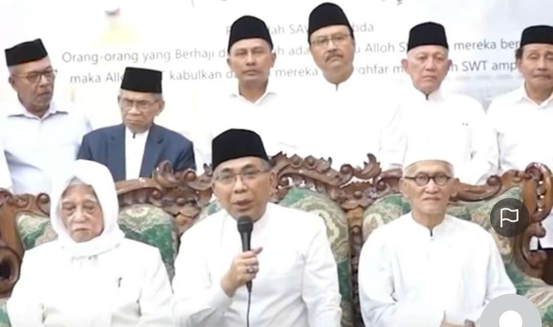 Ketua Umum PBNU KH Yahya Cholil Staquf diapit KH Miftachul Akhyar (Rais Aam) dan KH M Anwar Manshur (Rais Syuriah PWNU Jatim) dan para Kiai Ulama pesantren. (Foto: dok/ngopibareng.id)