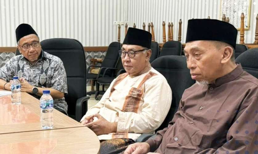 KH Abdul Bari, Wakil Rais Syuriah PCNU Kota Surabaya, bersama KH Achmad Saiful Chalik (Katib Syuriah) dan Gus Yani