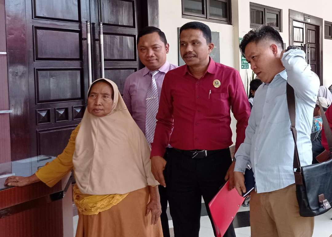 Nenek Minati didampingi tim kuasa hukum saat menghadiri sidang di Pengadilan Negeri Jember (Foto: Rusdi/Ngopibareng.id)