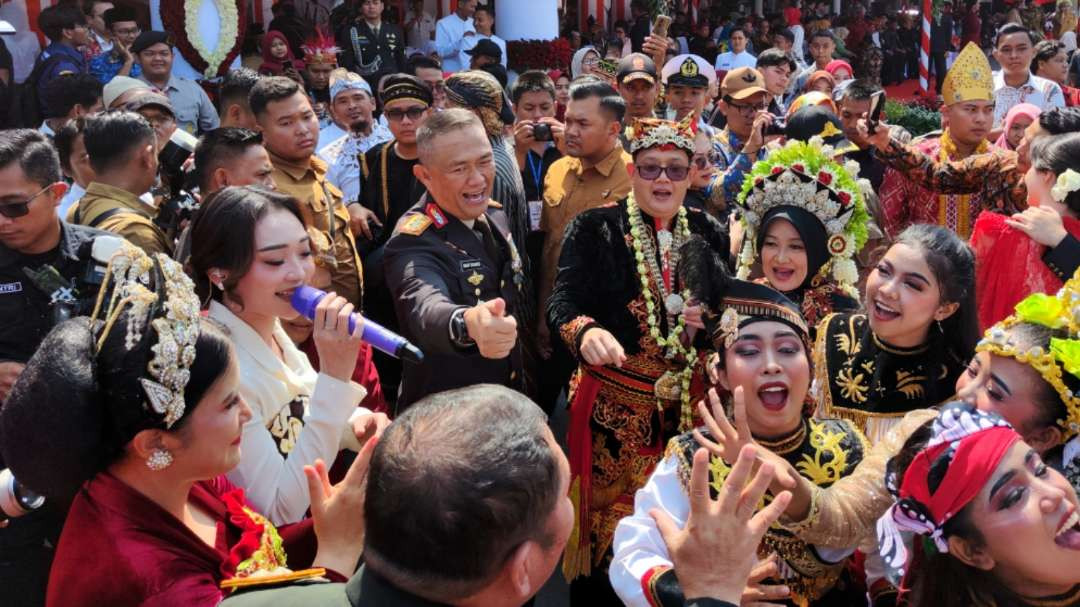 Artis Difarina Indra saat tampil dalam upacara bendera Hari Kemerdekaan Republik Indonesia ke-79 di Gedung Negara Grahadi, Surabaya, Sabtu 17 Agustus 2024. (Foto: Fariz Yarbo/Ngopibareng.id)