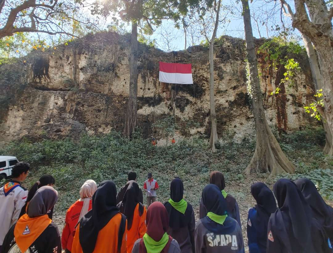 Upacara pengibaran bendera merah putih di Tebing Gembul, Desa Jadi, Kecamatan Semanding, Tuban (Dok. FPTI Tuban)