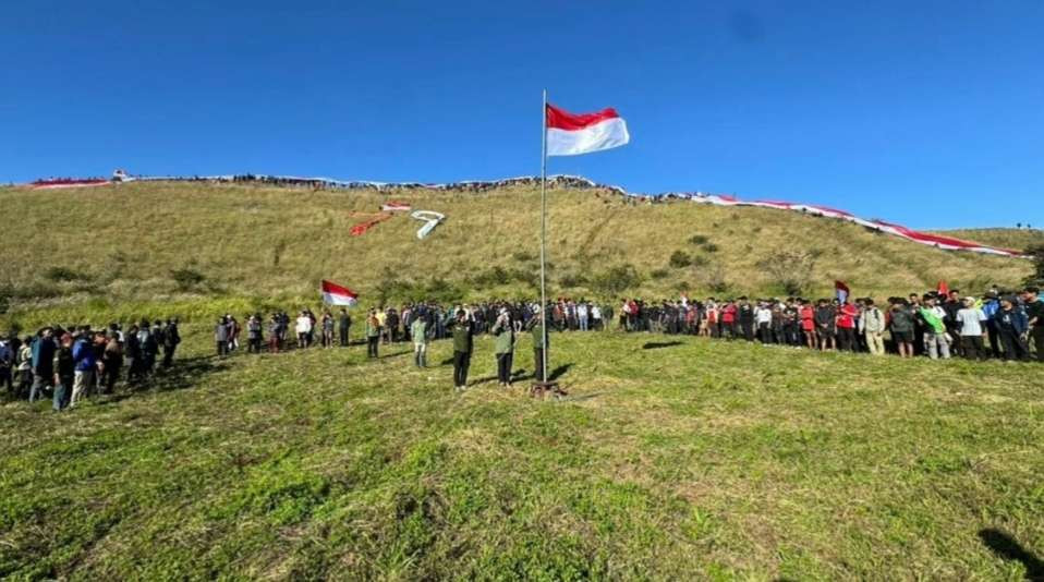 Bendera sepanjang 1000 meter dikibarkan di Puncak Gunung Penanggungan. (Foto: Istimewa)