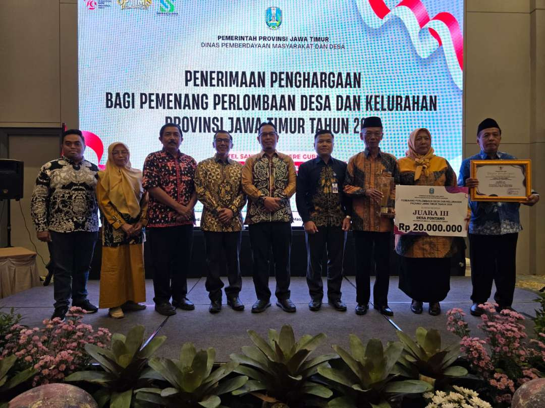 Pemdes Pontang Kecamatan Ambulu, Jember saat menerima penghargaan dari Pemprov Jatim (Foto: Dok DPMD Jember)