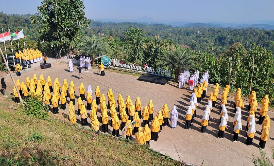 upacara peringatan Kemerdekaan RI ke 79 tahun terkesan unik, kreatif dan berkarakter. Itu terjadi Sabtu (17 Agustus 2024)  di Wonosalam City Park (WCP) Jombang. (Foto: yus for ngopibareng.id)